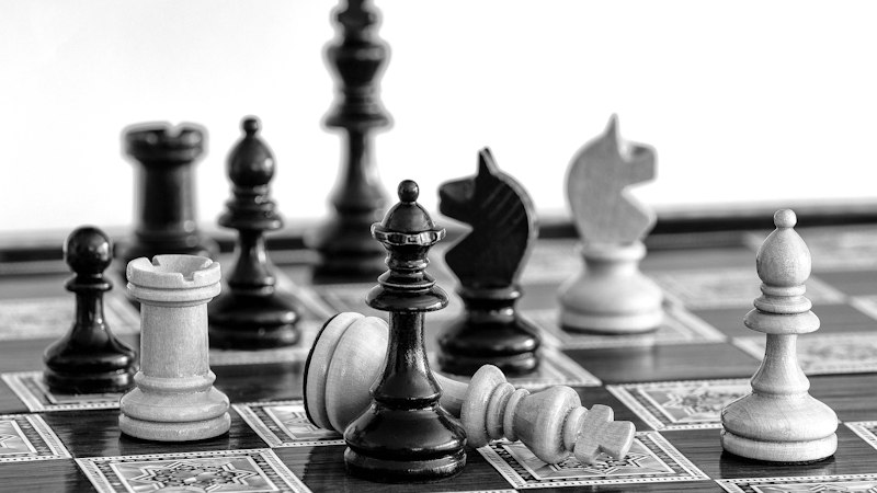 Σκακιέρα με άσπρα και μαύρα πιόνια