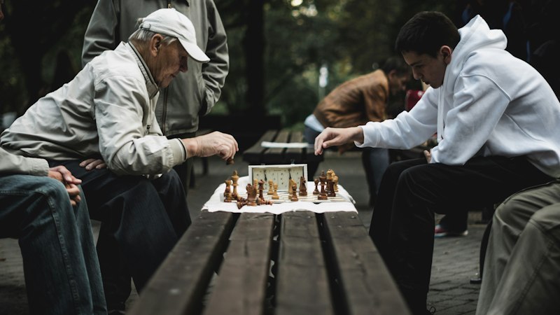 Δυο άντρες παίζουν σκάκι στο πάρκο